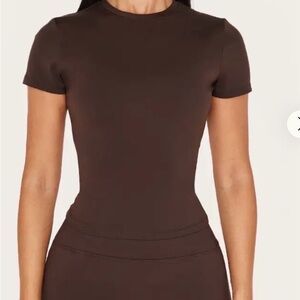 PETITE ESPRESSO SCULPT LONGLINE SHORT SLEEVE GYM TOP